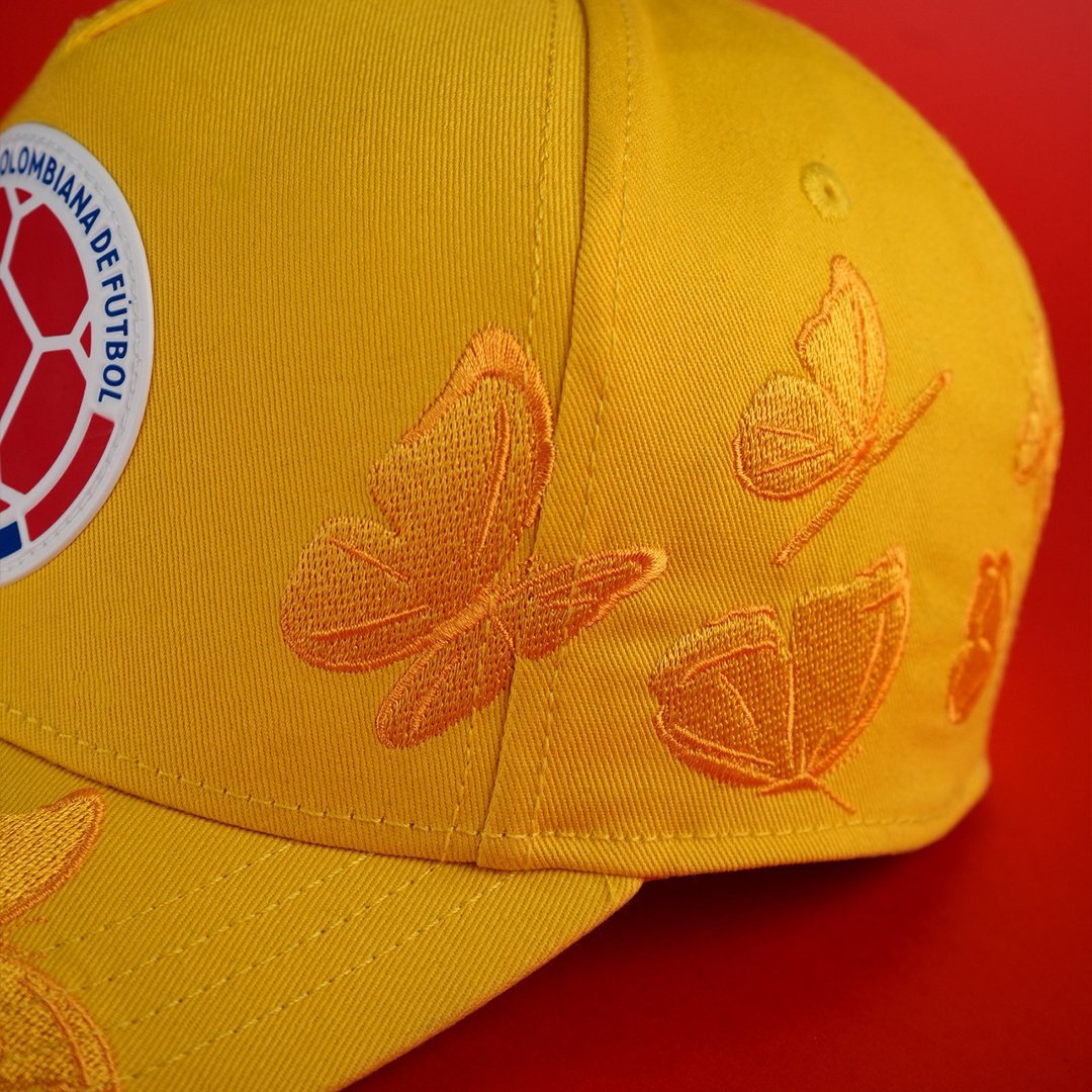 Gorra premium licenciada Federación Colombiana de Fútbol - Mariposas