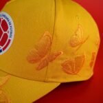 Gorra premium licenciada Federación Colombiana de Fútbol - Mariposas - Imagen 2