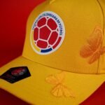 Gorra premium licenciada Federación Colombiana de Fútbol - Mariposas - Imagen 3